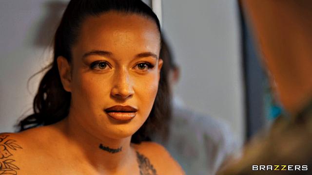 Случайно засветила пизду в кафе - бариста сразу трахает при всех