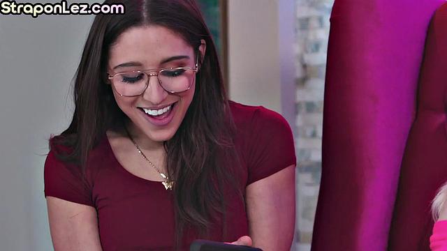 Три зрелые лесбиянки жадно лижут и трахают друг другу киски без остановки.