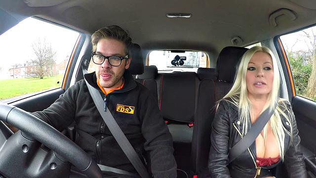 смотри, как блондинка milf получает сперму в авто от пышной татуированной красотки