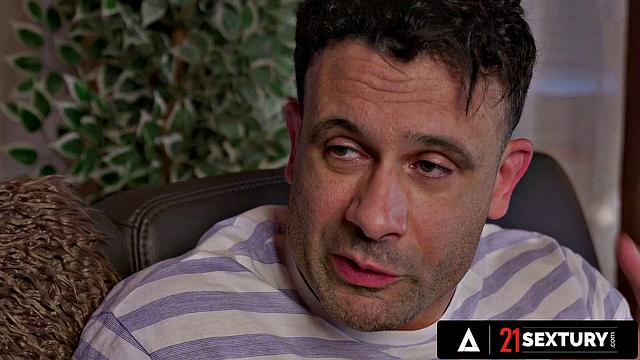 Джесси Эймс не может насытиться жестким анальным трахом от Эммануэля Торкемада в горячей постели 21 Sextury.