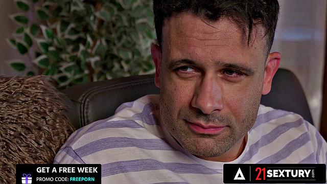 Джесси Эймс не может насытиться жестким анальным трахом от Эммануэля Торкемада в горячей постели 21 Sextury.