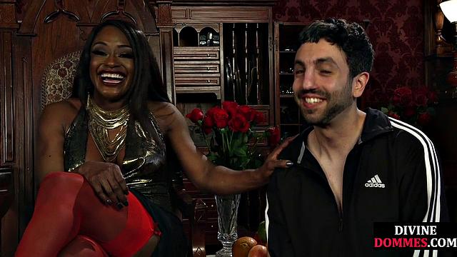 Темнокожая госпожа с страпоном наказывает мужика по полной, тот и не пикнул!