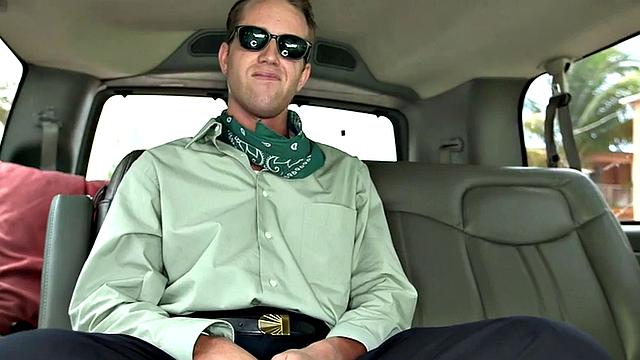 гетеро поверил - остался с дрочкой от весёлого парня в тачке