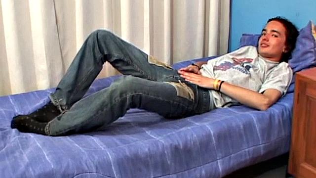 Уолтер дрочит и засовывает палец в жопу на кровати