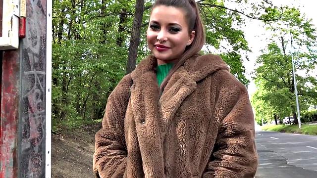 грудастая брюнетка отсасывает на улице и скачет сверху на крупном члене в pov