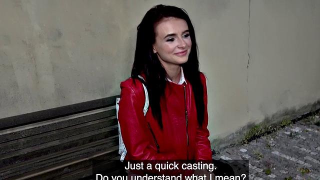 брюнетка в колготках жадно сосёт и получает жёстко на публике pov