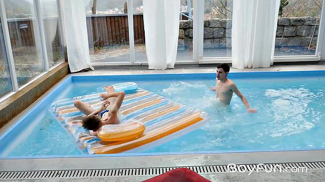 Двое зрелых геев без презерватива жёстко трахают друг друга втроём с другом в комнате, страсть на пределе.