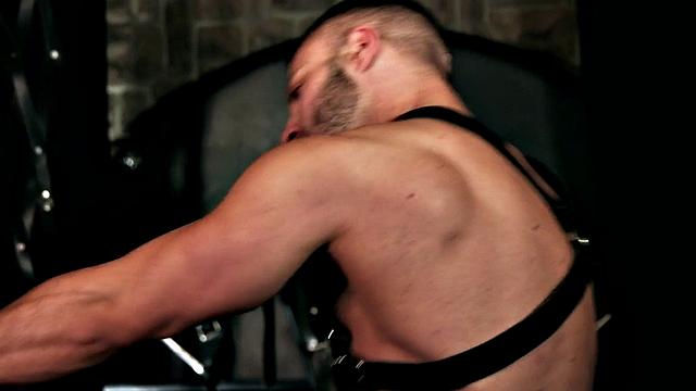 Muscular hunk with hairy tattoo bangs his trimmed body BF in leather