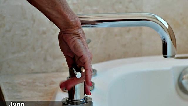 зрелая Jynn не сдерживает себя в ванне с игрушками