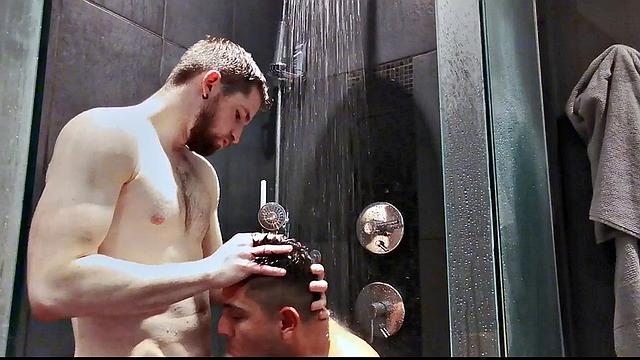 мускулистый медбрат получает страстный минет в душе