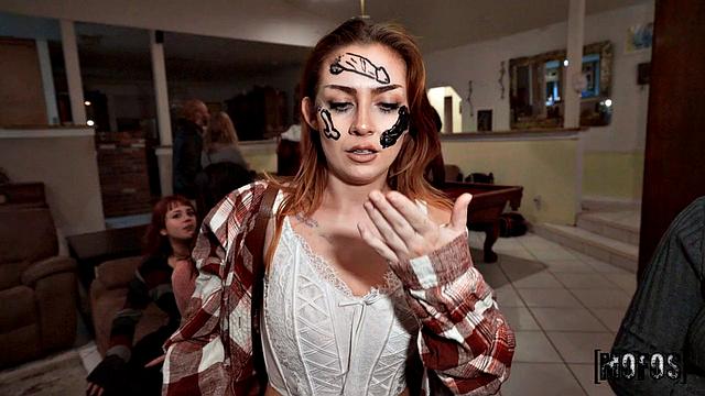 Она захлебывается на его черном члене, вечеринка превращается в оргию