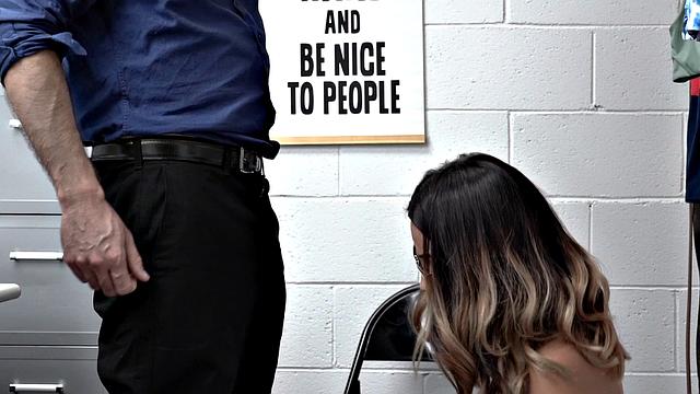 застукал за кражей белья, отдалась охраннику прямо в офисе