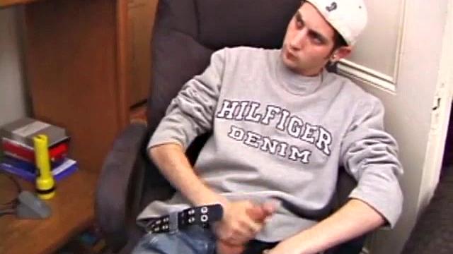 Аарон Майклс дрочит и кончает