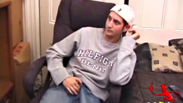 Аарон Майклс дрочит и кончает