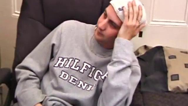 Аарон Майклс дрочит и кончает