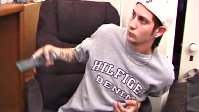 Аарон Майклс дрочит и кончает