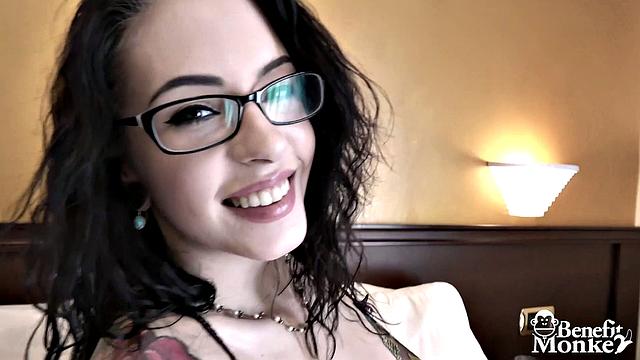 Anna De Ville Meets The Hungry Alice