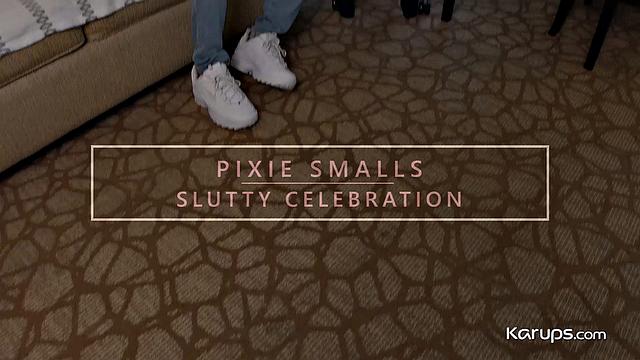 pixie smalls медленно сосёт и скачет на члене на диване