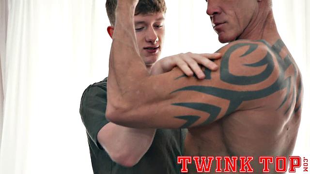 Феликс Мэйз качает жёстко - и юмор, и мышцы на максимуме