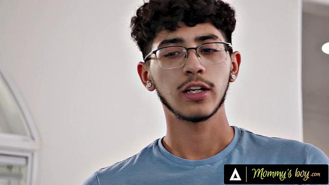 Зрелая Кензи Тейлор разминает грудь и трахает зрелого пасынка между сисек на глазах у всех.