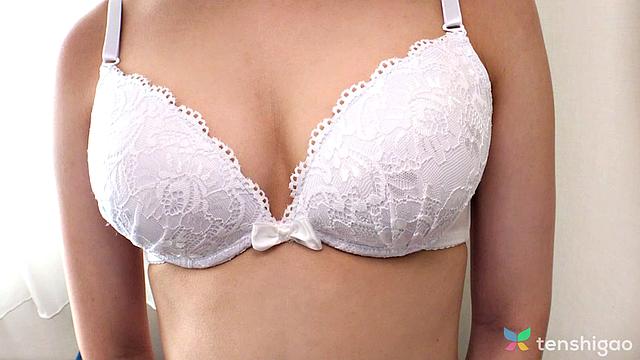 глянь как эри моримия дразнит в соблазнительном белье