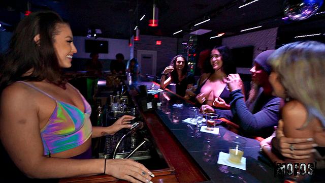 жаркое трио: страстные минеты и глубокие толчки