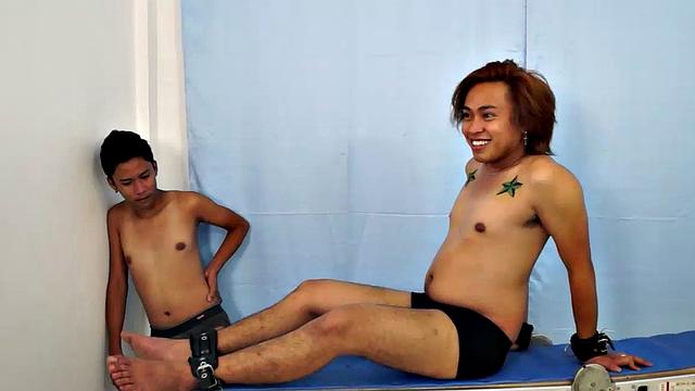 Cyruz впервые на стойке для щекотки, Hunter и Idol издеваются над ним