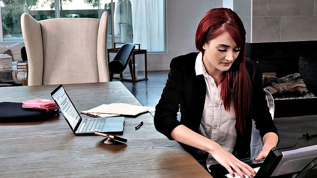 Мамаша-риэлторша теряет сделку, но получает жирный ббк и сперму внутрь