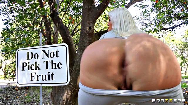 Джули Кэш охотится за огромным членом Кирана Ли и трахает его как ненасытная развратница!