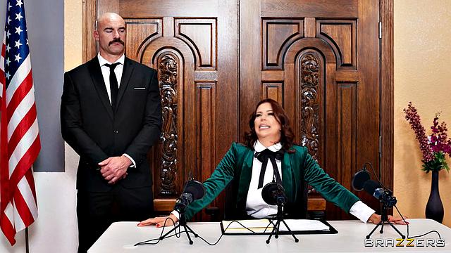 мэрша-милфа улаживает скандалы через двойное проникновение на пресс-конференции