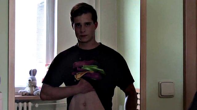 Денис Кубелка дрочит свой член и кончает мощно