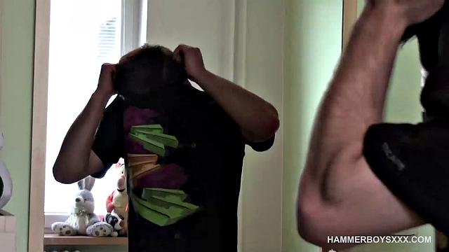 Денис Кубелка дрочит свой член и кончает мощно