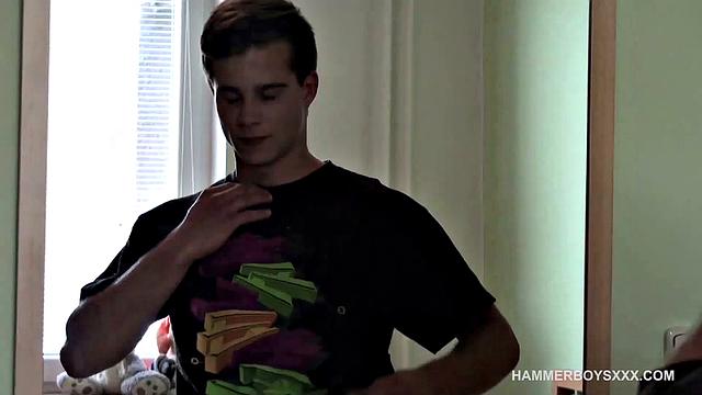 Денис Кубелка дрочит свой член и кончает мощно