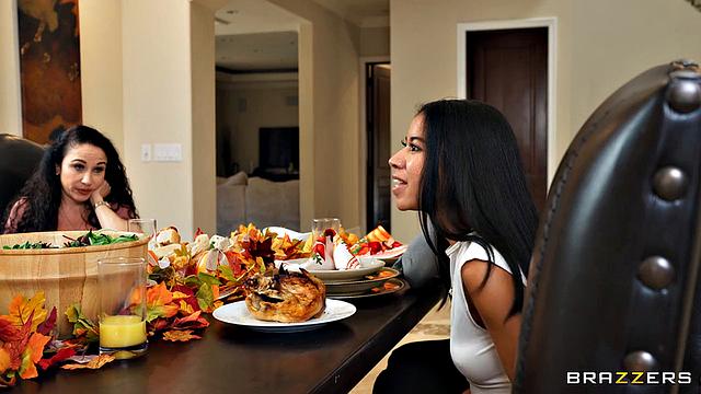 мамаша соблазнила парня дочери прямо за праздничным столом