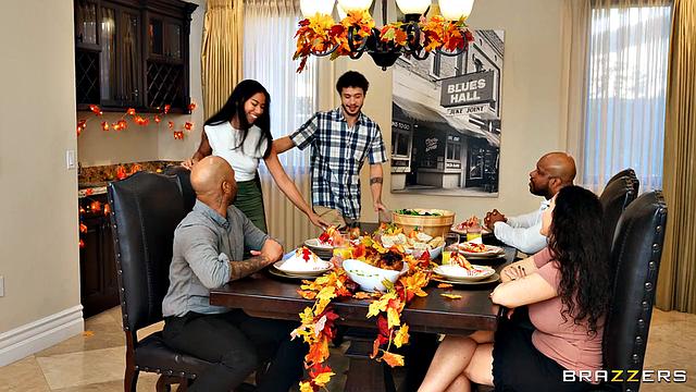 мамаша соблазнила парня дочери прямо за праздничным столом