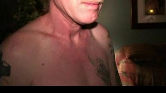 Эд дрочит мощный член среди зрелых мужиков