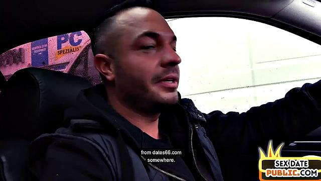 Зрелая любовница трахается в машине на первом свидании.