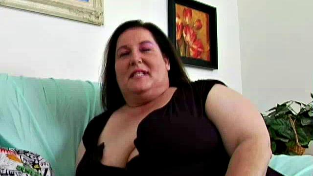 Полненькая зрелая трахается с молодым парнем в машине