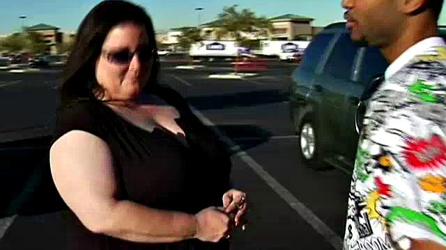 Полненькая зрелая трахается с молодым парнем в машине