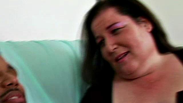 Полненькая зрелая трахается с молодым парнем в машине