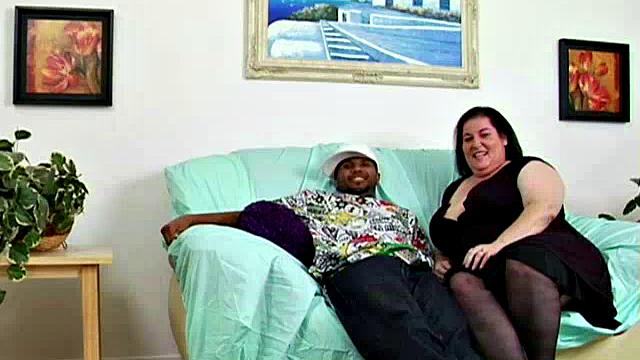 Полненькая зрелая трахается с молодым парнем в машине