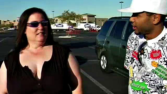 Полненькая зрелая трахается с молодым парнем в машине