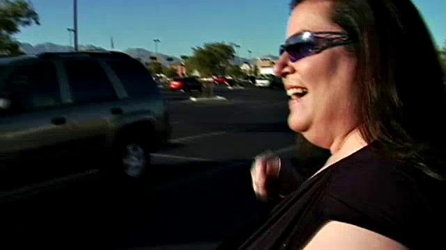 Полненькая зрелая трахается с молодым парнем в машине