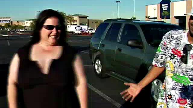 Полненькая зрелая трахается с молодым парнем в машине