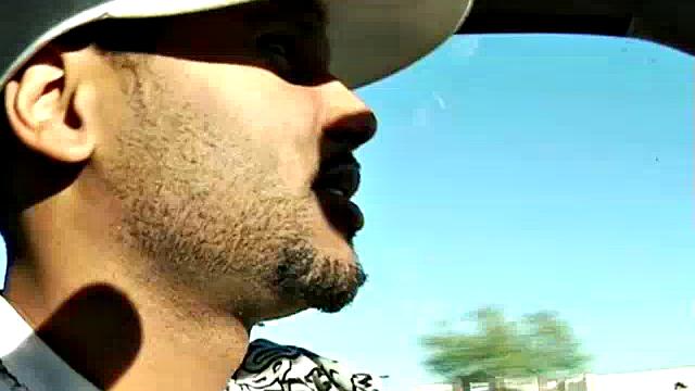 Полненькая зрелая трахается с молодым парнем в машине