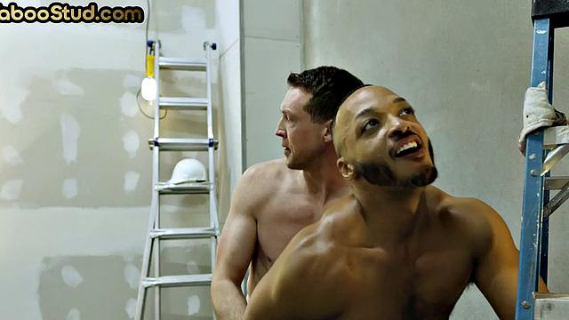 Странный эбони джок получает табуированное кремпай от сводного брата