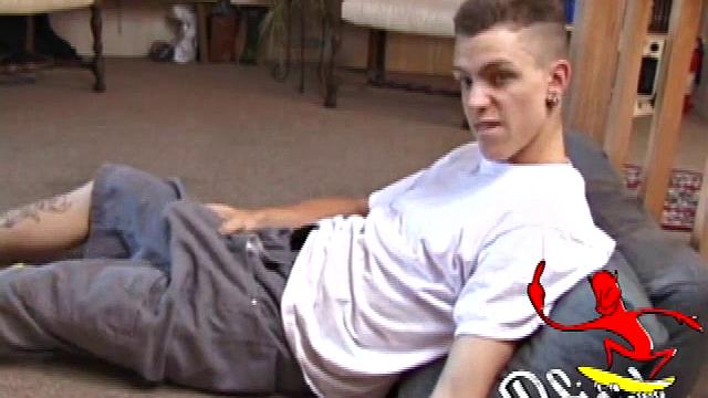 Шейн мощно дрочит и заливает мужское лицо спермой