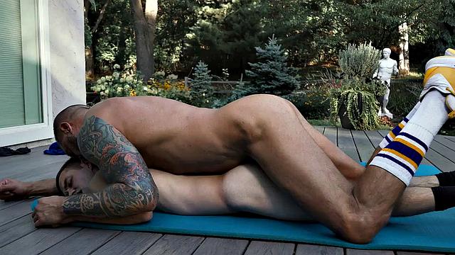 Inked buff DILF spoiling guy