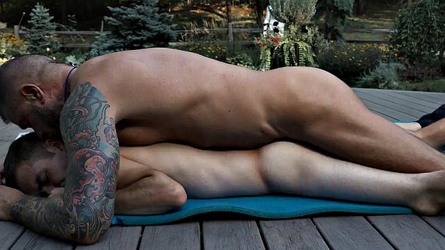 Inked buff DILF spoiling guy