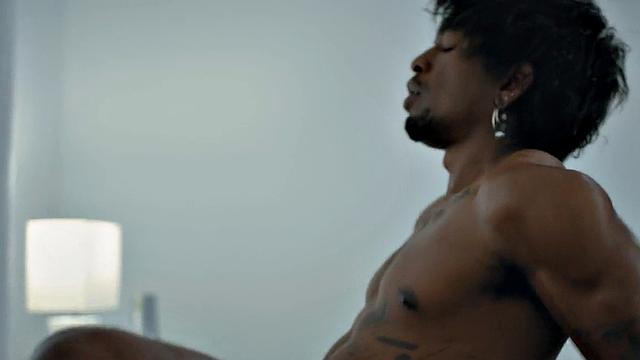 Чёрный качок трахается с красавчиком BBC с огромным членом